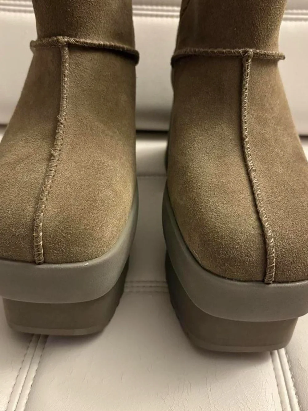 UGG Hickory Classic New Heights Platform Mini Boots Women Size 9.5 Brand New